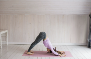 Yoga er perfekt som hjemmetrening. Bildet viser downward facing dog yoga pose. 