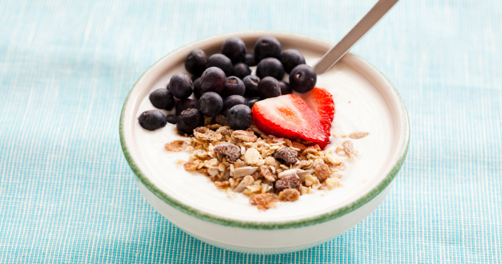 Gresk yoghurt er både proteinrik og en sunn snacks.